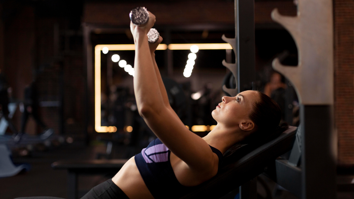 Développé couché incliné avec haltères sur banc de musculation