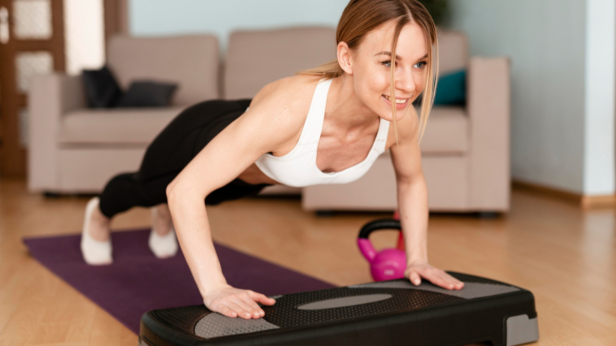 Pompes inclinees sur step de fitness