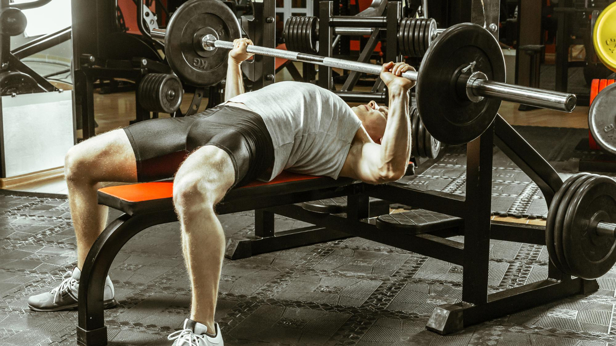 Développé couché à la barre : technique, variantes et conseils pour progresser